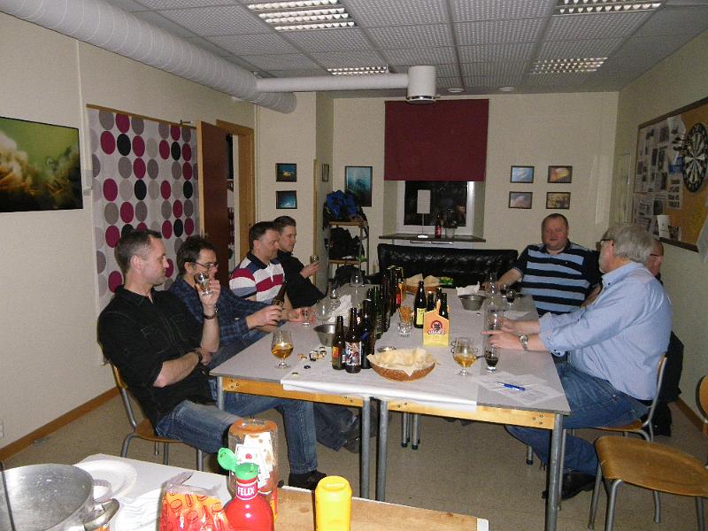 IMGP1179.JPG - Som tilltugg blev det pilsnerkorv med matöl  och bröd.